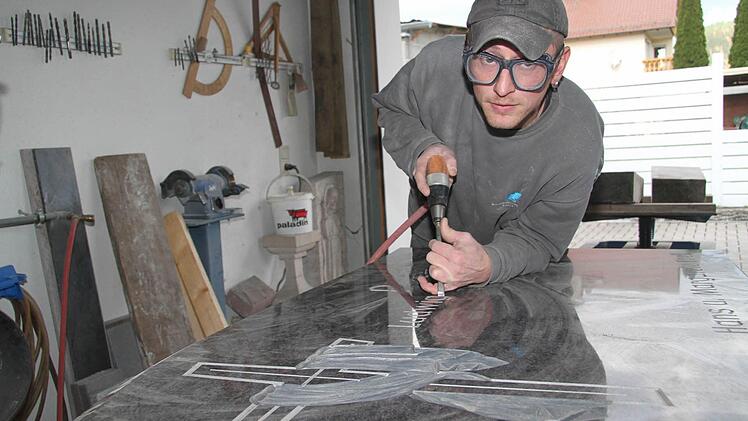 Klassische dunkle Gratniststeine in polierter Form sind nach wie vor die meistverkauftesten Steine - denn sie sind leicht zu reinigen, verwittern nicht.