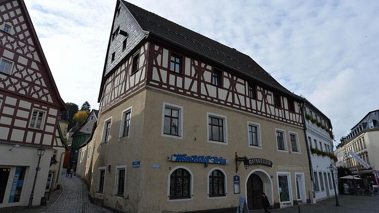 Auch eine Sanierungsfall: der "Ratskeller" am Marktplatz, im Eigentum der Kumbacher Brauerei. Foto: Ronald Rinklef