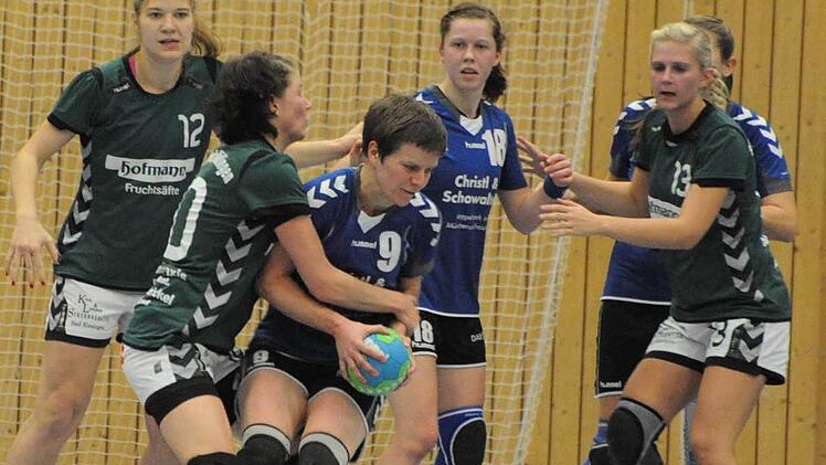 Nur nichts gefallen lassen: Eine aggressive Verteidigung ist die Basis, um gegen den ASV Dachau bestehen zu können. Konsequente Abwehrarbeit leisten auf unserem Bild (von links) Franziska Thomas, Anne Früh und Nina Barnickel. Foto: Hopf