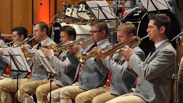 Die Steinacher Musikanten unter der musikalischen Leitung von Bernd Borst, bestehen seit 60 Jahren. Mit einem atemberaubenden Jubiläumskonzert bezauberten sie die Zuhörer im großen Saal des Regentenbaues. Fotos: Peter Klopf