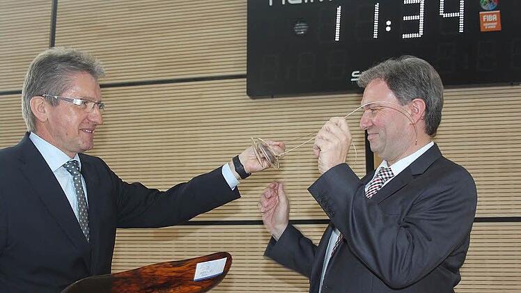 Hans Rebhan überreichte eine Brille.  Foto: Veronika Schadeck