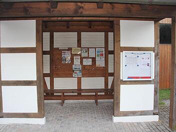 Die Anschlagtafel im Schulbuswartehäuschen in Gleusdorf, wo gemeindliche Aushänge abgerissen und in den Mülleimer geworfen wurden. Foto: Helmut Will