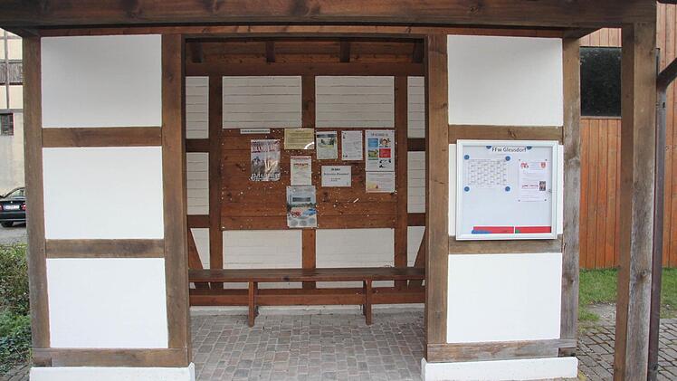 Die Anschlagtafel im Schulbuswartehäuschen in Gleusdorf, wo gemeindliche Aushänge abgerissen und in den Mülleimer geworfen wurden. Foto: Helmut Will