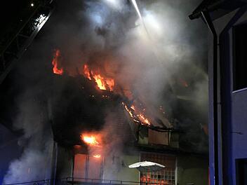 Geschätzte 100.000 Euro Sachschaden entstanden in der Nacht zum Samstag beim Brand eines Unterkunftsgebäudes für Flüchtlinge in Gößweinstein. Foto: News5