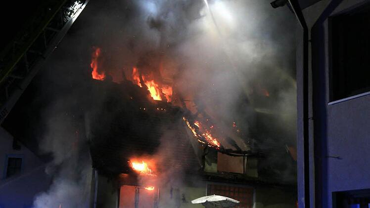 Geschätzte 100.000 Euro Sachschaden entstanden in der Nacht zum Samstag beim Brand eines Unterkunftsgebäudes für Flüchtlinge in Gößweinstein. Foto: News5