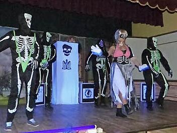 Die Thriller-Boygroup mit ihrer Zombiebraut Fotos: Klaus-Peter Wulf