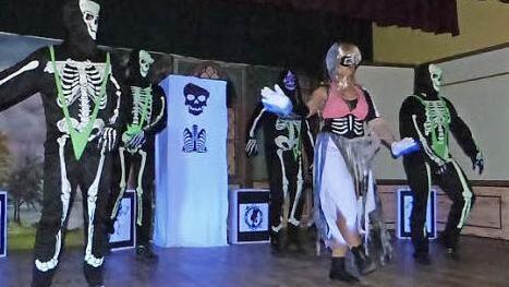 Die Thriller-Boygroup mit ihrer Zombiebraut Fotos: Klaus-Peter Wulf