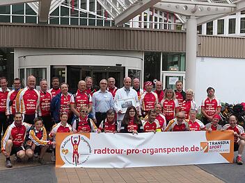 &Uuml;ber 620 Kilometer in acht Etappen f&uuml;hrt die "Radtour pro Organspende" von Bayreuth nach Frankfurt/M. Am Montag ging es nach einem kurzen Besuch im Klinikum Coburg &uuml;ber Bamberg weiter nach Ha&szlig;furt. Am 29. Juli wollen die Radler in der Mainmetropole ankommen. Foto: Christoph Winter