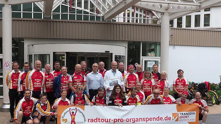 &Uuml;ber 620 Kilometer in acht Etappen f&uuml;hrt die "Radtour pro Organspende" von Bayreuth nach Frankfurt/M. Am Montag ging es nach einem kurzen Besuch im Klinikum Coburg &uuml;ber Bamberg weiter nach Ha&szlig;furt. Am 29. Juli wollen die Radler in der Mainmetropole ankommen. Foto: Christoph Winter