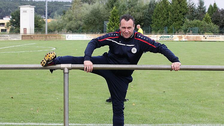Der Gundelsheimer Spielertrainer Frank Hastreiter beim Warmmachen vor dem Spiel