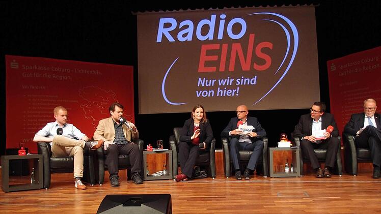 Blick auf das Poudium mit den sieben Direktkandidaten zur Bandestagswahl beim Regionentalk am Donnerstag im Coburger KongresshausFoto: Jochen Berger