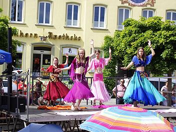 Die Tanzgruppe unter Leitung von Christiane Schramm bei einem Auftritt auf dem Hammelburger Marktplatz im Sommer.  Winfried Ehling/Archiv