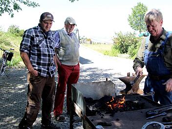 Nico Weber (l.) und Manfred Welker (r.) zeigten interessierten Besuchern ihr Können als Schmied. Foto: Richard Sänger