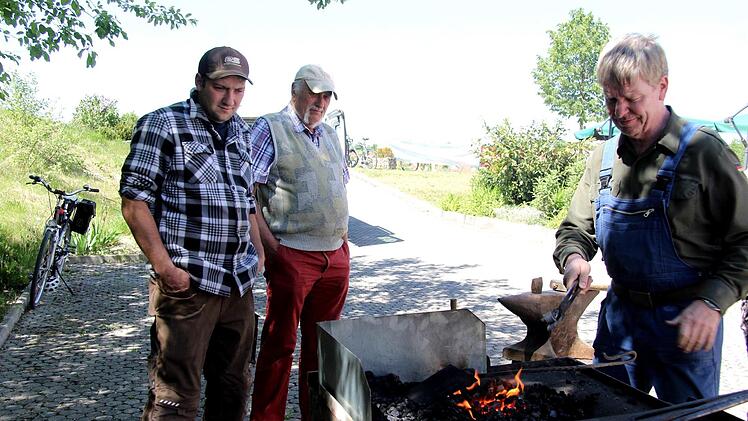 Nico Weber (l.) und Manfred Welker (r.) zeigten interessierten Besuchern ihr Können als Schmied. Foto: Richard Sänger