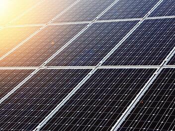 Bleisäurehaltige Akkus, die für die Photovoltaikanlagen benötigt werden, brannten am Donnerstag auf der Gelände einer Firma im Landkreis Schweinfurt. Symbolfoto: pixabay.com/PublicDomainPictures