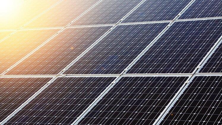 Bleisäurehaltige Akkus, die für die Photovoltaikanlagen benötigt werden, brannten am Donnerstag auf der Gelände einer Firma im Landkreis Schweinfurt. Symbolfoto: pixabay.com/PublicDomainPictures