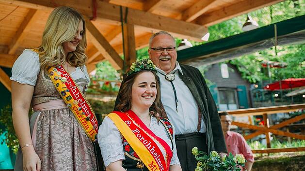 Die amtierende Bierkönigin Miriam I. (Mitte) wird von ihrer Vorgängerin Carina II. und Bürgermeister Franz Streit gekürt. Foto: Tourist-Information Forchheim
