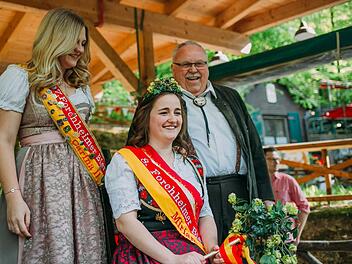 Die amtierende Bierkönigin Miriam I. (Mitte) wird von ihrer Vorgängerin Carina II. und Bürgermeister Franz Streit gekürt. Foto: Tourist-Information Forchheim