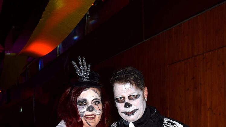 Jede Menge attraktiver Faschingskost&uuml;me verliehen dem Ball der Vereine von Altenkunstadt einen  farbenpr&auml;chtigen Rahmen.