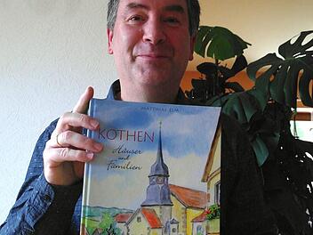 Es hat etwas länger gedauert, aber nun hält Matthias Elm das Häuserbuch von Kothen endlich in Händen. Foto: Stephanie Elm