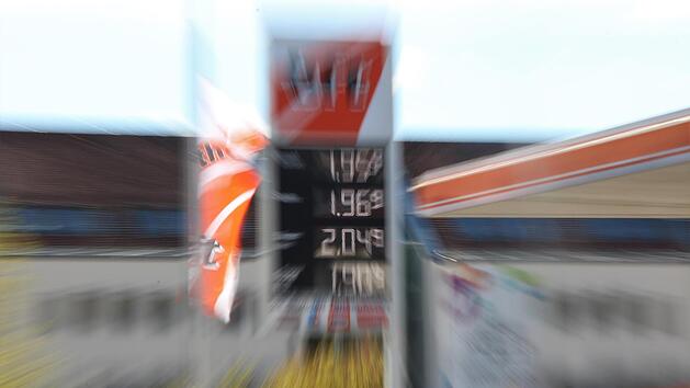Die Kosten für Benzin und Diesel sind weiterhin hoch. Das kann auch so bleiben, schätzen Expertinnen und Experten.