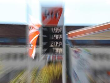 Die Kosten für Benzin und Diesel sind weiterhin hoch. Das kann auch so bleiben, schätzen Expertinnen und Experten.