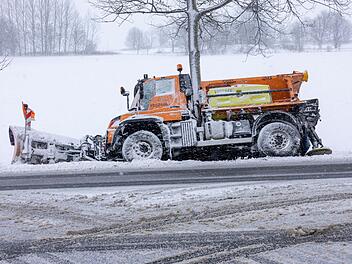 Schneepflug-Fahrer verliert Kontrolle und drückt Auto gegen Leitplanke