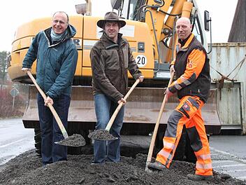 Gestern eröffneten Matthias Wacker vom Bauamt Schweinfurt (von links), Bürgermeister Jochen Vogel und Stefan Dorn von der Firma Stolz die Sanierung der Ortsdurchfahrt der B27 durch Motten. Foto: Ulrike Müller