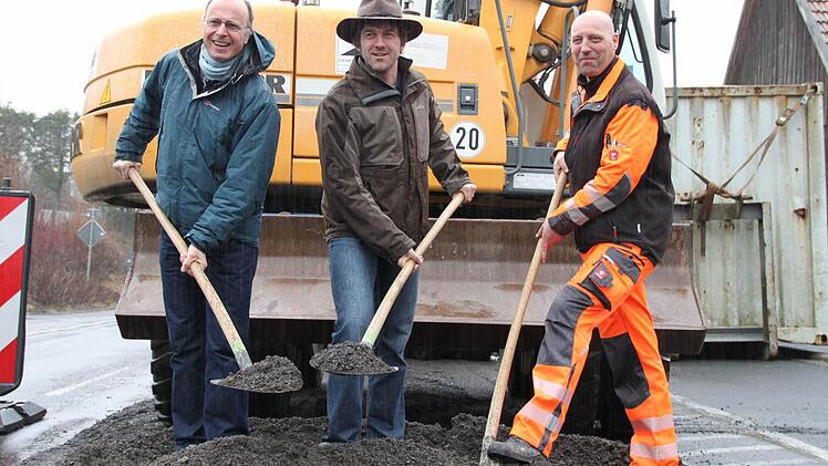Gestern eröffneten Matthias Wacker vom Bauamt Schweinfurt (von links), Bürgermeister Jochen Vogel und Stefan Dorn von der Firma Stolz die Sanierung der Ortsdurchfahrt der B27 durch Motten. Foto: Ulrike Müller