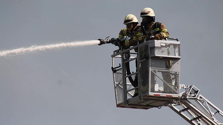 Einsatzkräfte beim Großbrand des Bauernhofs in Trübenbach. Foto: Herbert Fischer