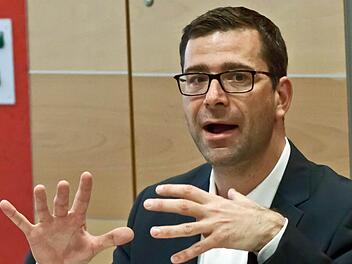 Intendant Bodo Busse inszeniert Franz Schuberts "Die Winterreise" in der Fassung von Hans Zender am Landestheater. Premiere feiert die Produktion am Samstag (20 Uhr). Fotos: Archiv/Jochen Berger