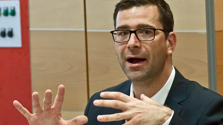 Intendant Bodo Busse inszeniert Franz Schuberts "Die Winterreise" in der Fassung von Hans Zender am Landestheater. Premiere feiert die Produktion am Samstag (20 Uhr). Fotos: Archiv/Jochen Berger