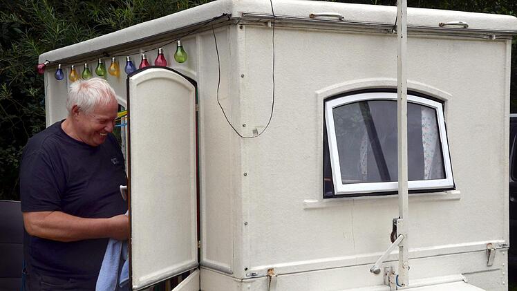 Abenteurer und Weltenbummler haben sich beim Globetrotter-Treffen vom feuchten Wetter nicht die Stimmung vermiesen lassen. Ein Ländersammler liest aus seinem neuen Buch. Foto: Peter Rauch