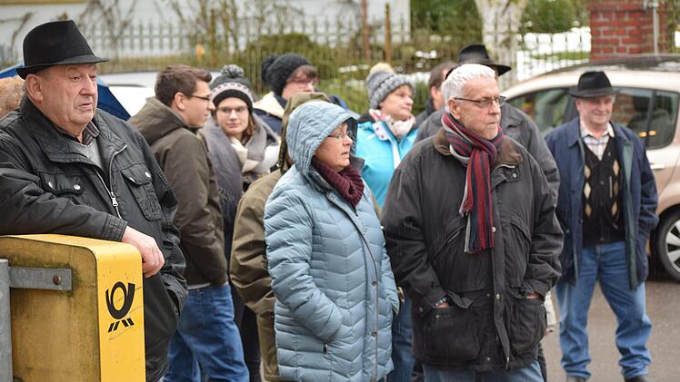 Vor dem Auftritt der Stadtkapelle Neustadt haben sich die Wellmersdorfer im Gerätehaus der Feuerwehr gemeinsam aufgewärmt, nun lauschen sie gebannt dem Konzert.