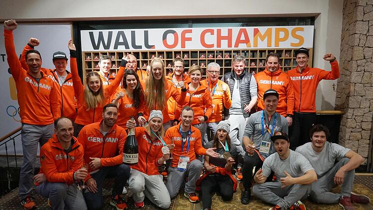 Carola Englert (stehend, Fünfte von rechts) arbeitet mit dem Snowboard-Nationalteam hautnah zusammen. Mit im Bild der Geschäftsführer und Sportdirektor des Snowboard-Verbandes Deutschland, Stefan Knirsch (stehend, Sechster von rechts), dessen Präsident Professor Hanns-Michael Hölz (stehend, Vierter von rechts) sowie Silbermedaillengewinnerin Selina Jörg (knieend, Dritte von links) und Bronzemedaillengewinnerin Ramona Hofmeister (sitzend, Dritte von rechts) in PyeongchangSnowboard Germany