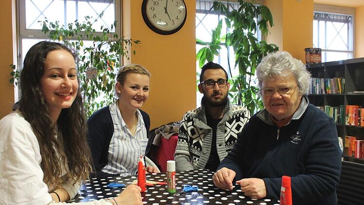Barbara Kram, Theresa Krapf, Mohannad Batha und Edeltraud Heymann basteln und unterhalten sich im Sprachcaf&eacute;   Foto: Johanna Ott