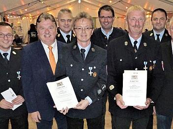 Mit dem Staatlichen Ehrenzeichen in Silber und Gold wurden Klaus Müller für 25 und Günther Stöcker für 40 Dienstjahre ausgezeichnet. Von links Vorsitzender Rainer Strobel, Landrat Klaus Peter Söllner, Kreisbrandinspektor Fritz Weinlein, Klaus Müller, MdL Martin Schöffel, Günther Stöcker, Kommandant Martin Hofknecht und Bürgermeister Harald Hübner. Foto: Werner Reißaus
