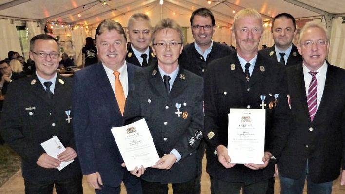 Mit dem Staatlichen Ehrenzeichen in Silber und Gold wurden Klaus Müller für 25 und Günther Stöcker für 40 Dienstjahre ausgezeichnet. Von links Vorsitzender Rainer Strobel, Landrat Klaus Peter Söllner, Kreisbrandinspektor Fritz Weinlein, Klaus Müller, MdL Martin Schöffel, Günther Stöcker, Kommandant Martin Hofknecht und Bürgermeister Harald Hübner. Foto: Werner Reißaus