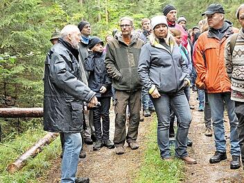 Frieder Popp (2. v. l.) erz&auml;hlt, wo der "Pretschderfer Weg" zwischen Pretzdorf und Altershausen verlaufen ist. Links im Bild Kirchenvorstand Friedrich Schierer aus Kienfeld, rechts Pfarrer Georg Salzbrenner aus Kleinweisach Foto: Mark Oliva