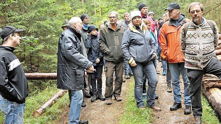 Frieder Popp (2. v. l.) erz&auml;hlt, wo der "Pretschderfer Weg" zwischen Pretzdorf und Altershausen verlaufen ist. Links im Bild Kirchenvorstand Friedrich Schierer aus Kienfeld, rechts Pfarrer Georg Salzbrenner aus Kleinweisach Foto: Mark Oliva
