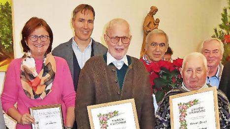 Adolf Kellner (Dritter von links) und Heinrich Tremel (Zweiter von rechts) wurden zu Ehrenmitgliedern ernannt. Seit 25 Jahren sind Waltraud Pichl ( links) und Eduard Schmitt (Dritter von rechts) den Gartenfreunden verbunden. Fotos: Bernd Kleinert