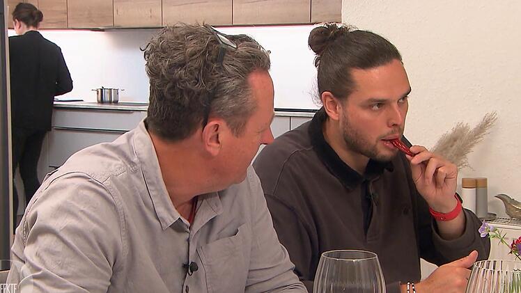 Hinter Laras Rücken starten Olli (links) und Jannick eine Chili-Verkostung.