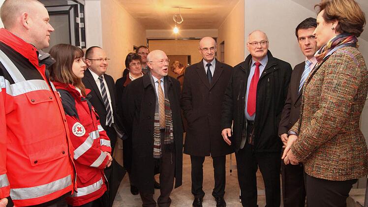 Den Baufortschritt an der neuen Rettungswache des BRK nahm die Ministerin in Augenschein, links der Leiter der Rettungswache Jürgen Geisel.