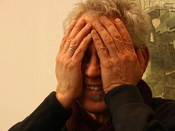 Herbert Schmidt schlägt die Hände vors Gesicht.