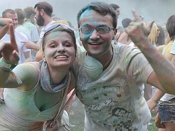 In Farbe schwelgten die Teilnehmer des Holi-Festivals auf der Jahnwiese.  Foto: RiegerPrtess