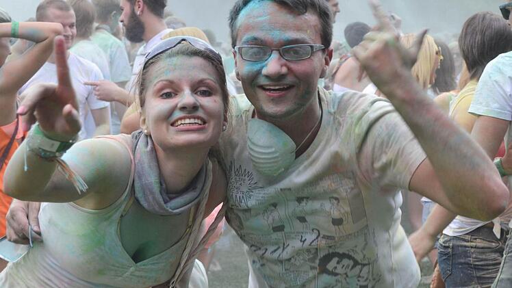 In Farbe schwelgten die Teilnehmer des Holi-Festivals auf der Jahnwiese.  Foto: RiegerPrtess