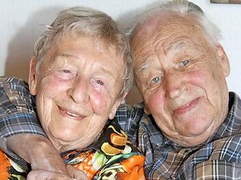 Inge und Werner Rasper genießen ihre Ehe, die die so schwierig begann: Auch nach 65 Jahren sind beide glücklich. Foto: Sonja Adam