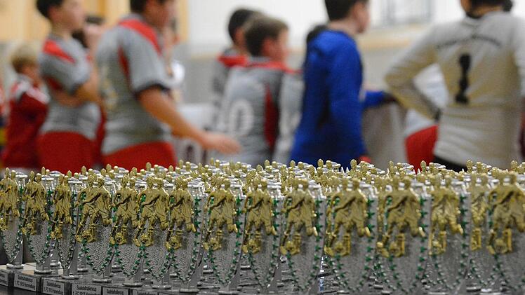 840 Miniatur-Pokale bringt der FC Hammelburg unters junge Fußballvolk. Foto: ssp