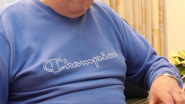 Toni Eschenbacher blättert in seiner Stasi-Akte: "Es war Kalter Krieg, und wir waren mittendrin."  Foto: Stephan Tiroch