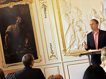 Jürgen Fehn wurde im Rokokosaal des Bistumshauses in Bamberg als "Arbeiter für Gerechtigkeit" ausgezeichnet. An der Wand links von ihm ist der Schutzpatron Josef abgebildet. In der Laudatio wurde Jürgen Fehn mit Josef verglichen: beides Schreiner, beides Macher.  Fotos: Sarah Dann